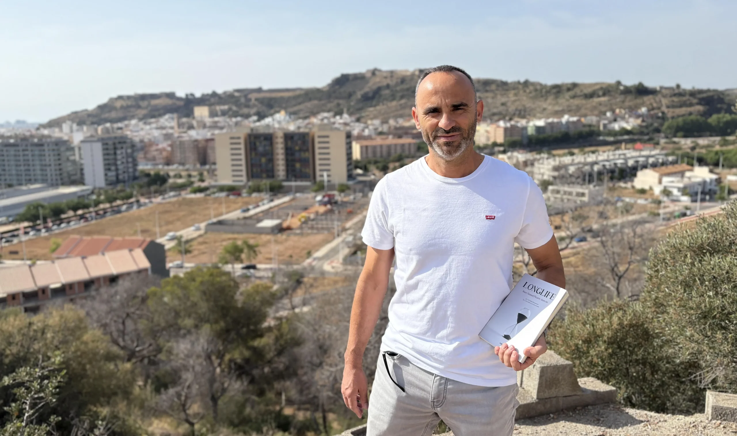 Juan Manuel Pizarro Alarcón debuta en la literatura con Longlife, una inquietante visión del futuro marcada por ciencia, acción y emoción